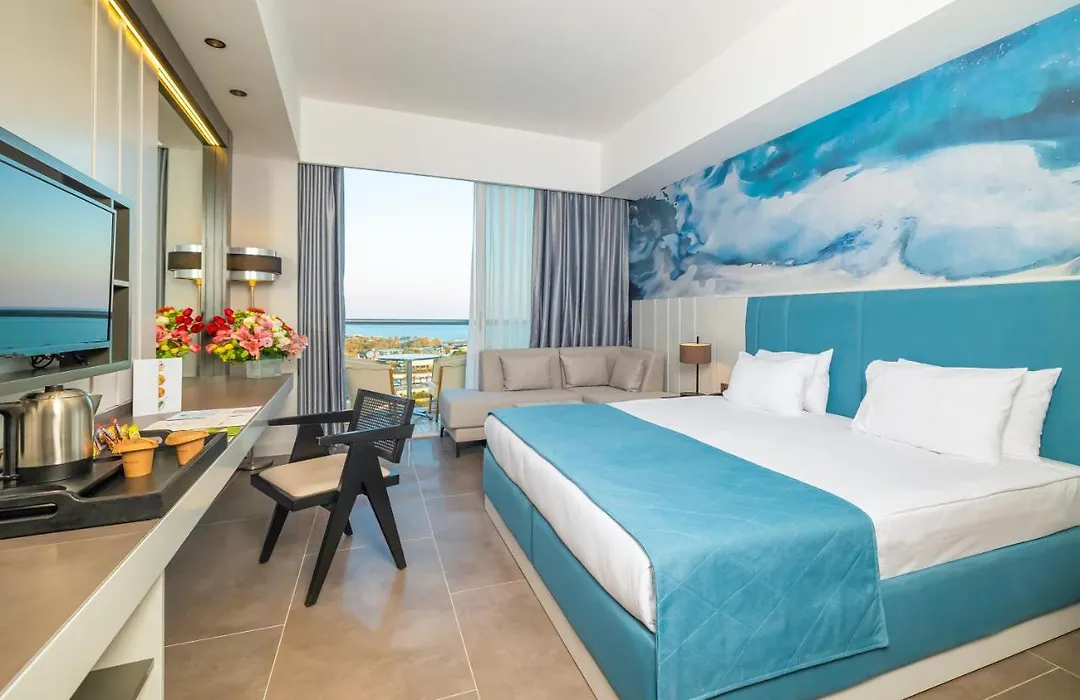 Crystal Centro Pearl Collection Hotel Antalya Room photo This is a bright and modern photo of a luxurious hotel room with a…