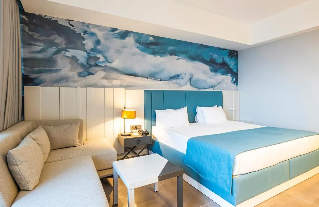 Crystal Centro Pearl Collection Hotel Antalya Room photo This is a bright and modern hotel room with a striking piece of…
