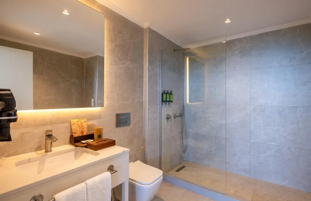 Nirvana Cosmopolitan Hotel Antalya Amenities photo This is a photograph of a modern and sophisticated bathroom.