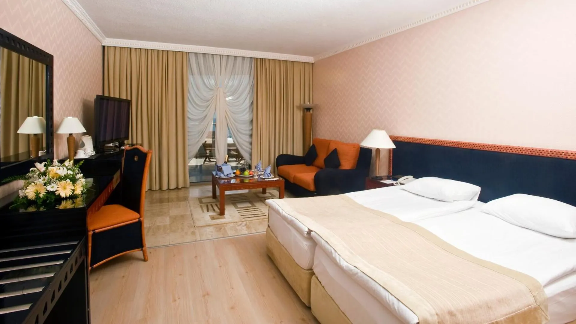 Sunrise Queen Luxury Hotel Side Room photo